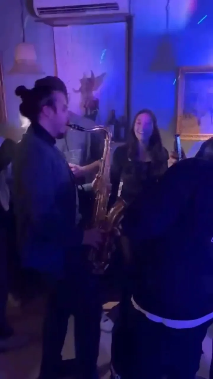 Pietro con il sax in mezzo alla pista durante il party